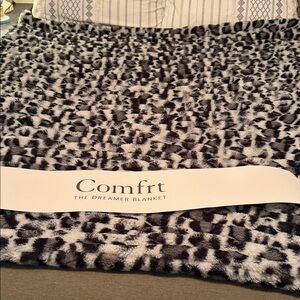 VIRAL Comfrt Dreamer Blanket Black Leopard